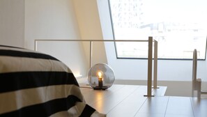Loftsrom – premium, ikke-røyk, tekjøkken (SORA) | Dundyner, individuelt innredet, skrivebord og lydisolert