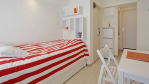 Cubrecamas, muebles diferentes, escritorio y sistema de insonorización 