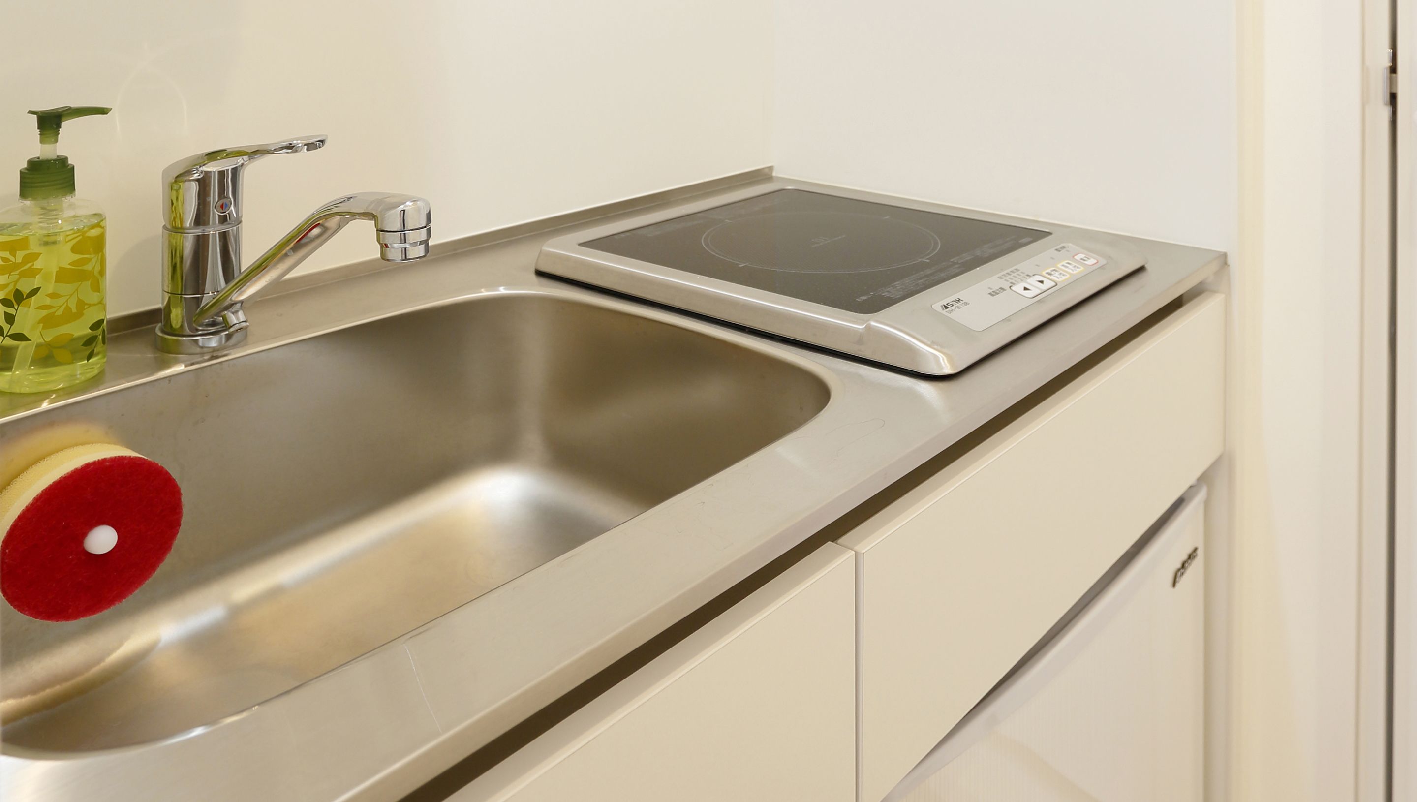 Quarto solteiro design, para não fumantes, cozinha americana | Cozinha americana privada | Geladeira, micro-ondas, cooktop, chaleira elétrica