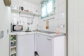 Réfrigérateur, micro-ondes, plaque de cuisson, cafetiÚre/bouilloire