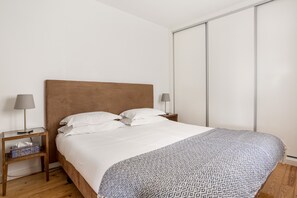 2 bedrooms, in-room safe, desk, iron/ironing board