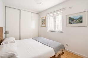 2 bedrooms, in-room safe, desk, iron/ironing board