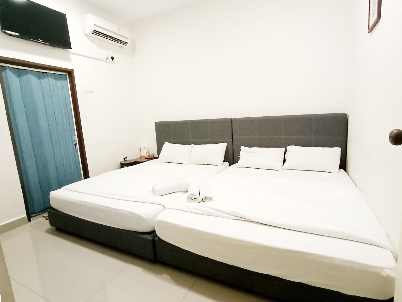 Family Quadruple Room | Peralatan tempat tidur premium, gebar bulu kapas, meja 