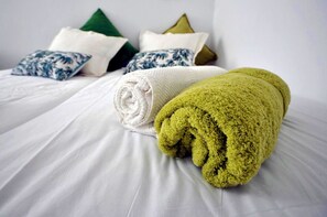 Tabla de planchar con plancha, wifi gratis, ropa de cama