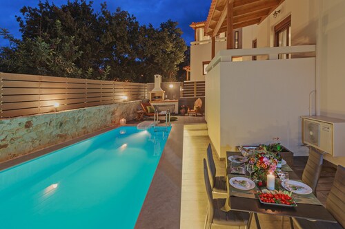 All season-sun villa, private pool,near amenities