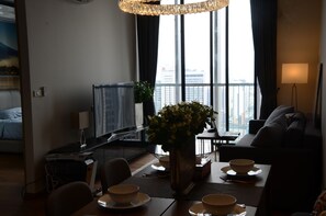 Luxury 2 Bedrooms  | Essbereich im Zimmer