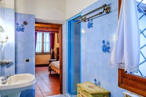 Dusche, Haartrockner, Bidet, Handtücher