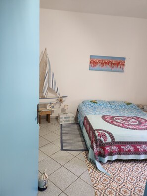 1 chambre, fer et planche à repasser, draps fournis