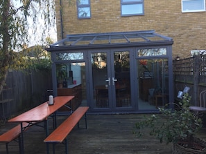 Outdoor dining - Whitstable three bedroom, centrally located house with parking for two cars (Whitstable)