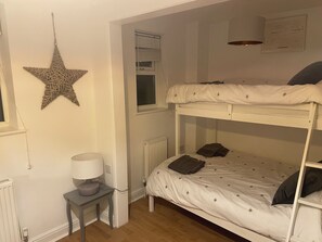 3 slaapkamers, een strijkplank/strijkijzer, wifi, beddengoed