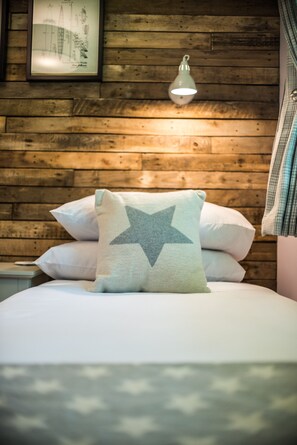 2 bedrooms, iron/ironing board, travel cot, free WiFi