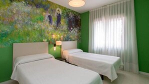 Ein Hotelzimmer mit zwei Betten, einer grünen Wand und einem großen abstrakten Gemälde.
