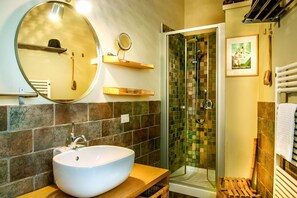 Shower, hair dryer, bidet, towels