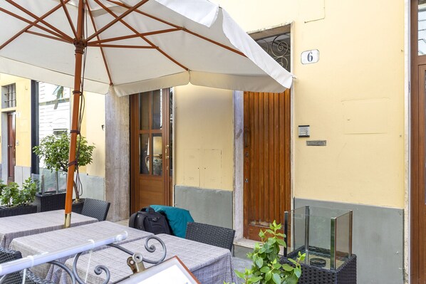 Outdoor dining - With two bedrooms sleeps 4 people (firenze)