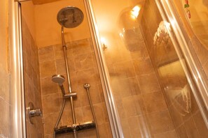 Shower, hair dryer - IL PIGIONALE, Private house in Authentic Tuscan Village (Pergine Valdarno)