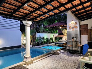 2 albercas al aire libre y camastros