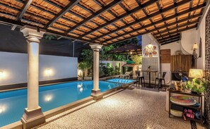 2 piscines extérieures, chaises longues