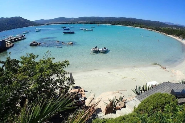 @CalaSultana18
FB:SudCorseBaie de Santa Giulia Residence CalaSultana