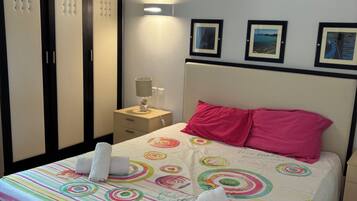 1 slaapkamer, een bureau, een strijkplank/strijkijzer, gratis wifi