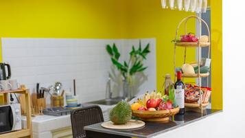 Phòng dành cho gia đình | Bếp nhỏ riêng | Tủ lạnh, lò vi sóng, lò nướng, bếp nấu