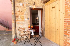 Outdoor dining - LA MICCIA, Private Suite w/ HOT TUB (Pergine Valdarno)