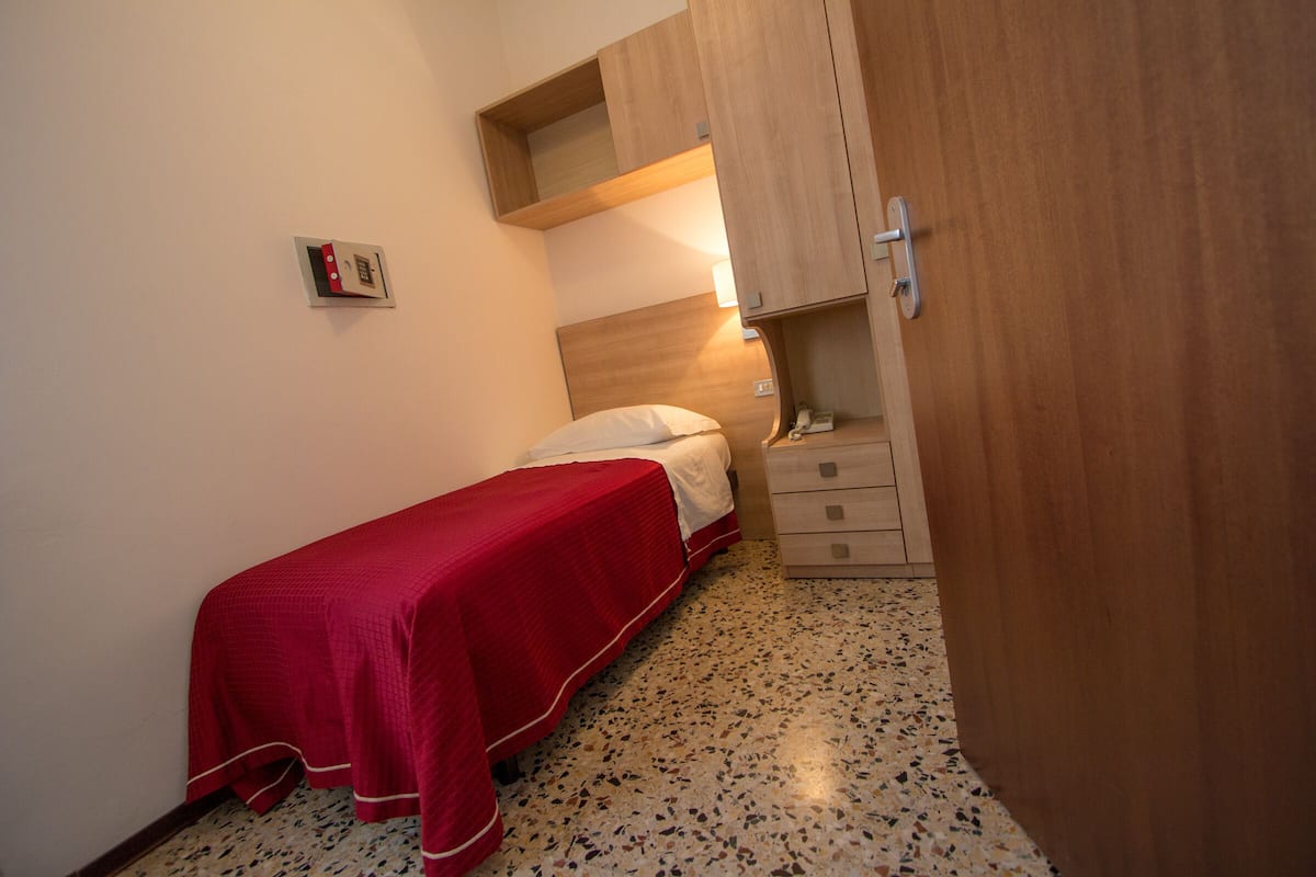 Chambre Simple | Coffres-forts dans les chambres, bureau, Wi-Fi gratuit, draps fournis