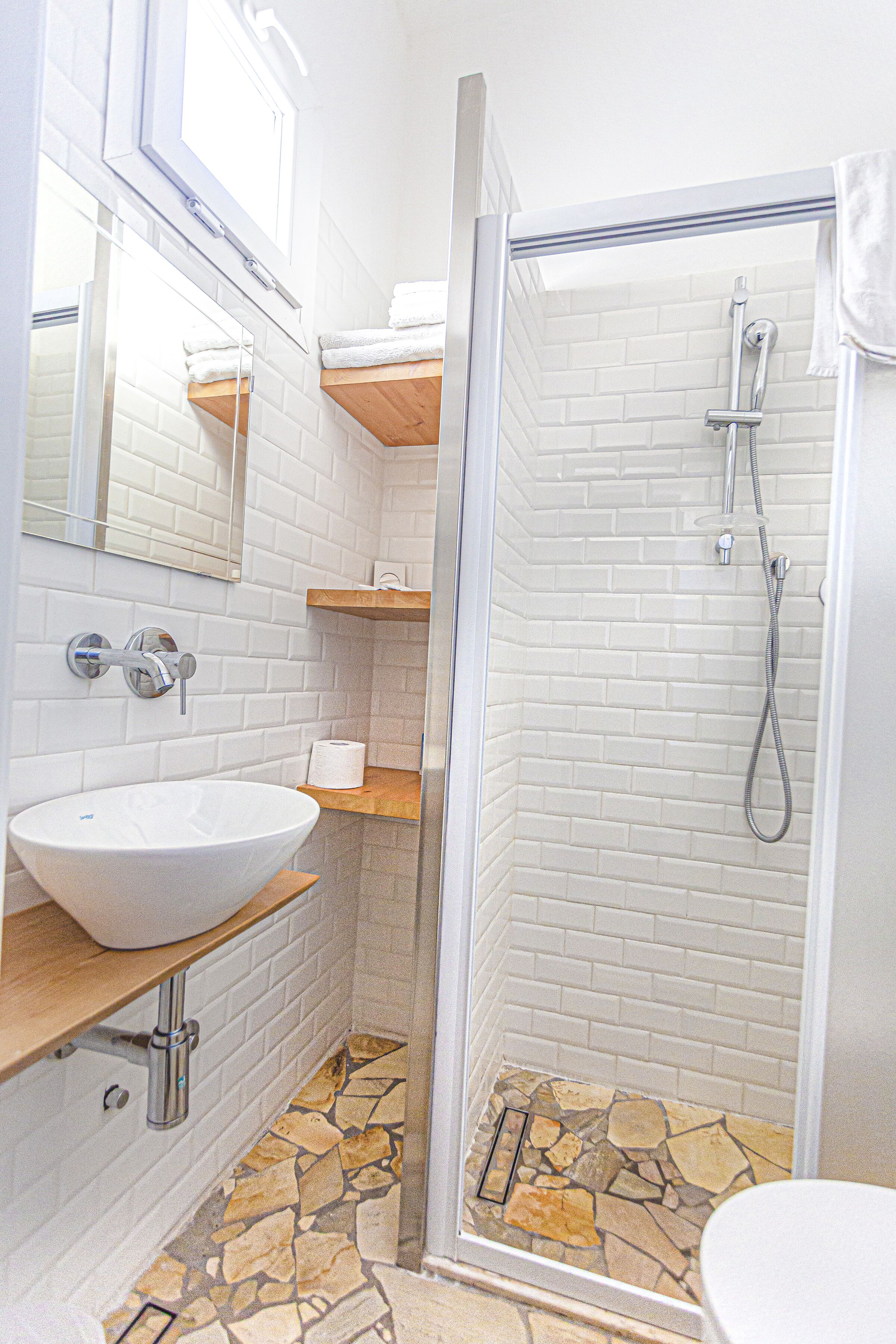 double room | bathroom | shower, free toiletries, hair dryer, towels