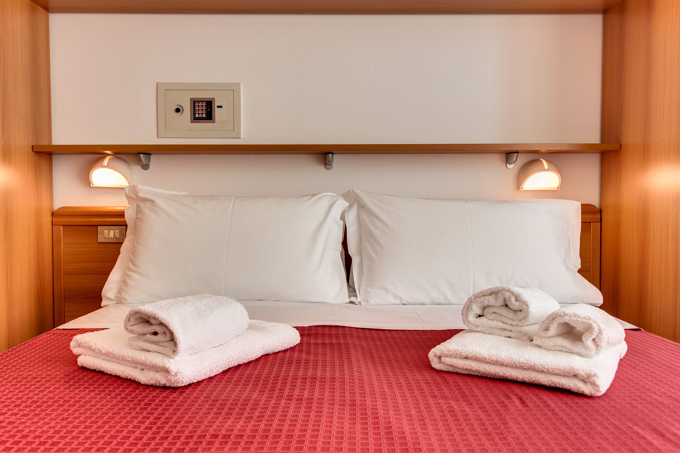 double room | in-room safe, desk, free wifi, bed sheets