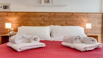 Zimmersafe, Schreibtisch, kostenloses WLAN, BettwÀsche