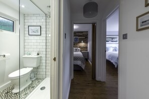 Shower, hair dryer, towels, toilet paper - Woodpecker is Laid back luxury in 9 acres of countryside right near the beach (Kilkhampton, Bude)