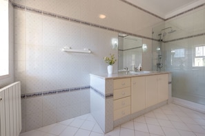 Combined shower/bathtub, hair dryer, bidet, towels - Villa Irene - Amazing Villa with private pool near beach and golf course (Almancil)