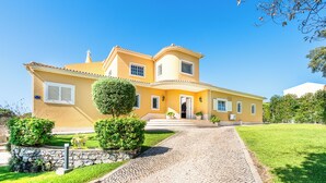 A two-story house with a paved driveway leading to the entrance. - Villa Irene - Amazing Villa with private pool near beach and golf course (Almancil)