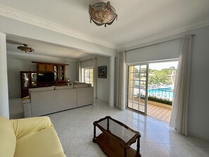 TV, DVD-spiller, bordtennis og bøker