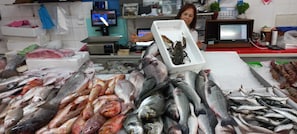 Un mercado de mariscos con diferentes tipos de pescado exhibidos sobre hielo.