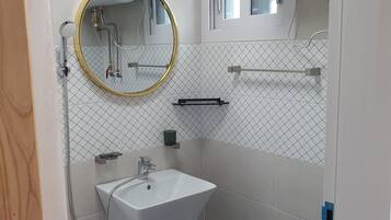 Bloc d'apartaments familiar, 2 dormitoris, no fumadors, 2 banys | Bany | Dutxa, articles de tocador gratuïts, assecador de cabells i tovalloles