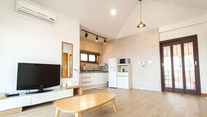 ハウス (A) | 専用キッチン | 冷蔵庫、電子レンジ、炊飯器、調理器具と食器