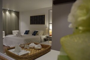 Una habitación de hotel con una cama, una mesita de noche, una lámpara y un adorno en la pared.