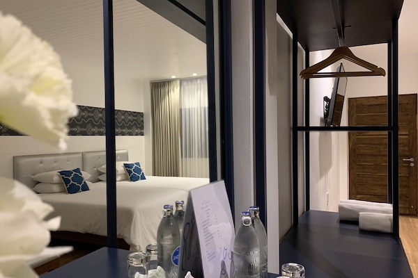 Deluxe Twin Room | Tech