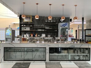 Desayuno buffet diario (THB 150 por persona)