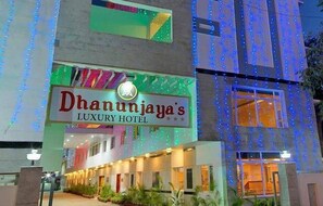 Property entrance - Dhanunjayas Luxury Hotel (Hosur)