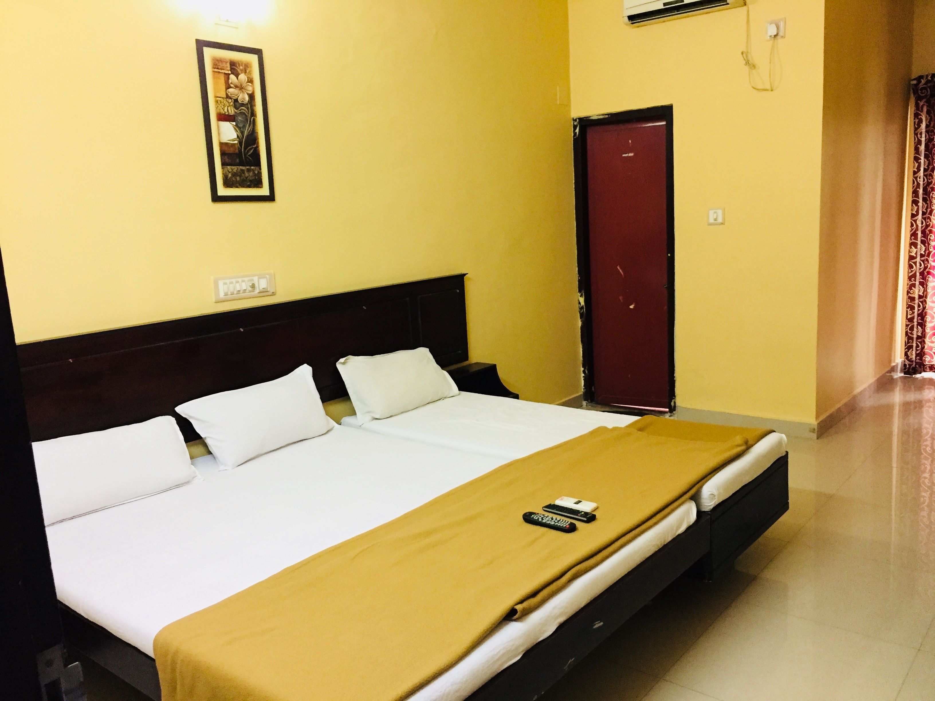 A/C Triple Room | In-room safe, desk, rollaway beds, free WiFi