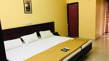 A/C Triple Room | In-room safe, desk, rollaway beds, free WiFi