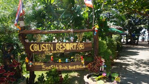 A wooden sign for Cousin Resort with a beach and restaurant. - Cousin Resort Koh Kho Khao Beach (Takua Pa)
