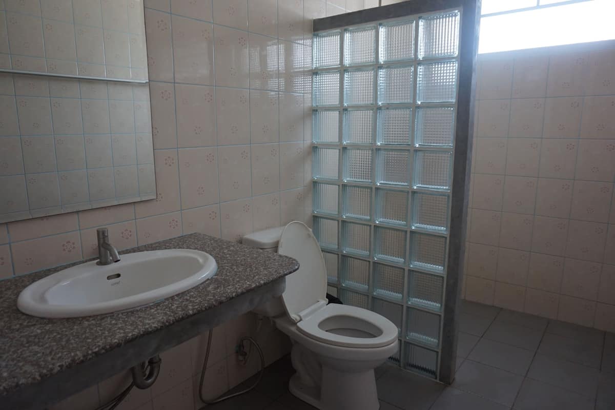 standard bungalow with garden view | bathroom | shower, free toiletries, towels