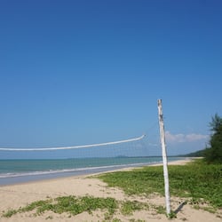 Plage, chaises longues, serviettes de plage, massages sur la plage
