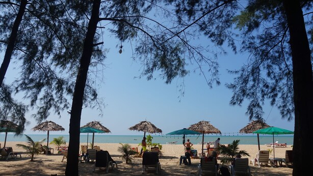 A beach with thatched umbrellas, lounge chairs, and palm trees. - Cousin Resort Koh Kho Khao Beach (Takua Pa)