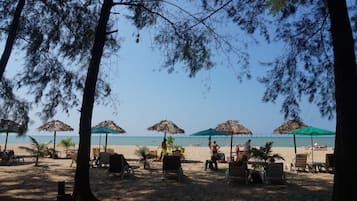 En la playa, camastros, toallas de playa y masajes en la playa