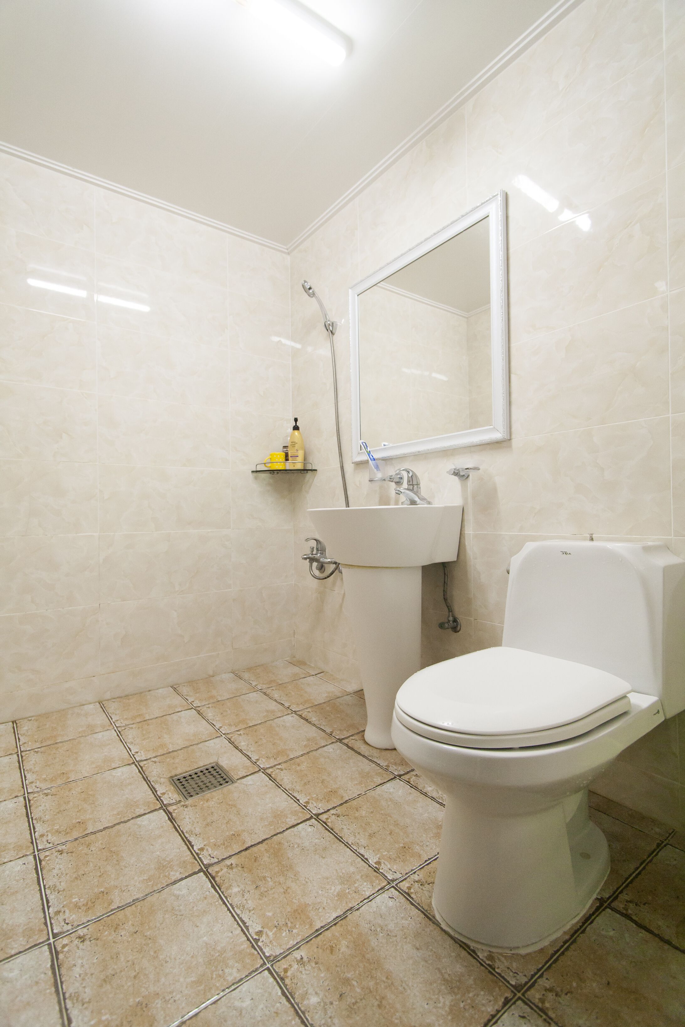 Habitación individual básica, 1 habitación | Baño | Regadera, amenidades de baño gratuitas, secadora de cabello, toallas 