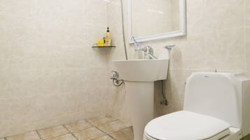 Habitación individual básica, 1 habitación | Baño | Ducha, artículos de higiene personal gratuitos y secador de pelo