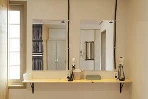 Dusche, kostenlose Toilettenartikel, Haartrockner, Handtücher